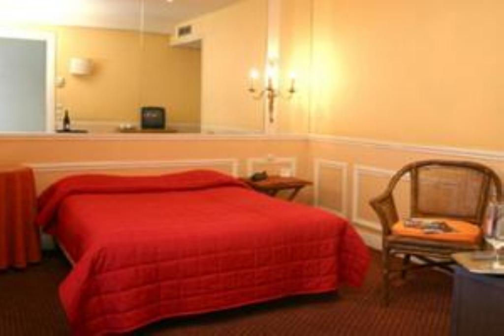 Perpetual Elysee Montaigne Paris Room photo