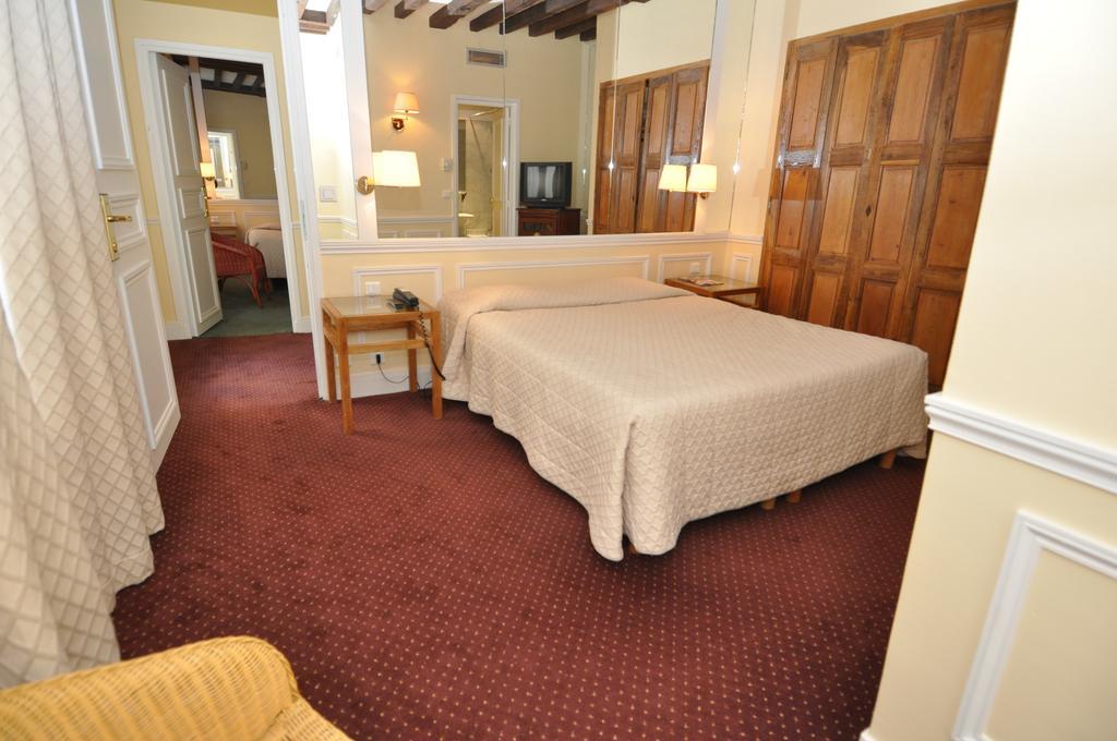 Perpetual Elysee Montaigne Paris Room photo